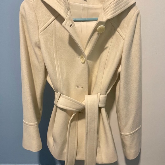Preloved winter white jacket. - Picture 2 of 5